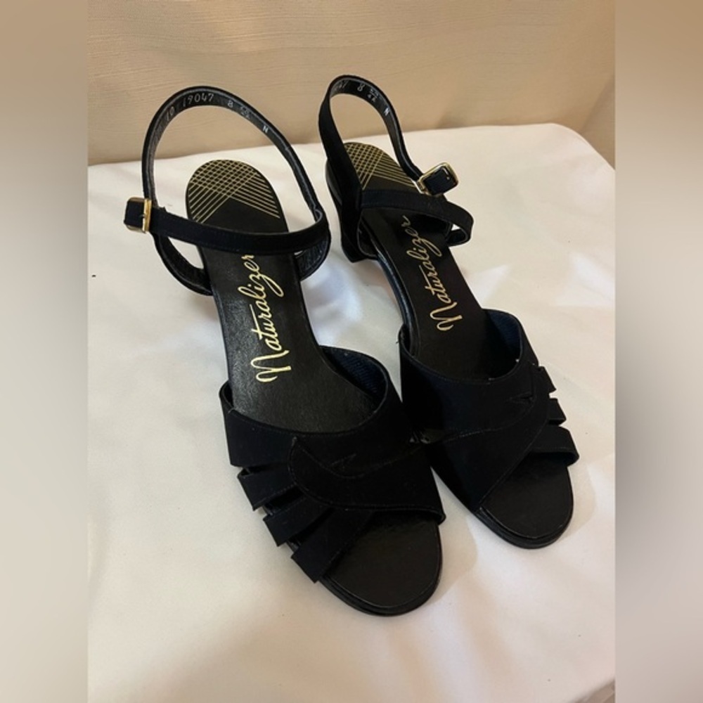 ⚫️ BOGO Naturalizer size 8N women’s kitty heel classic strap sandal